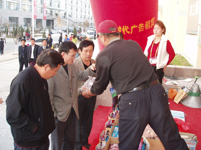图为该公司在农高会上销售“兔星”牌兔肉系列产品 