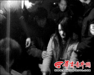 陕西十余男子抢亲续：新娘被救时没有一丝惊喜