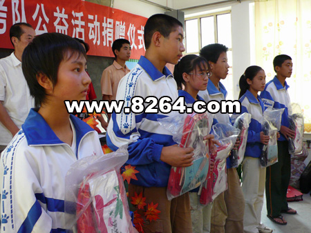 受助学生接过沉甸甸的文具和书籍
