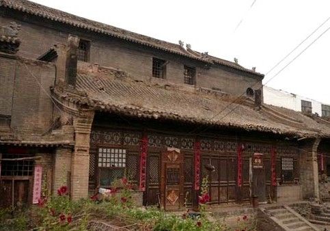李家大院，位于府谷县黄甫镇，大院始建于清朝中期。期建筑风格为北方四合院，形制为硬山式，灰瓦覆顶。民宅雕梁画，工艺精湛，堪称地方古建之精华。登上绣楼，黄甫川风光尽收眼底。